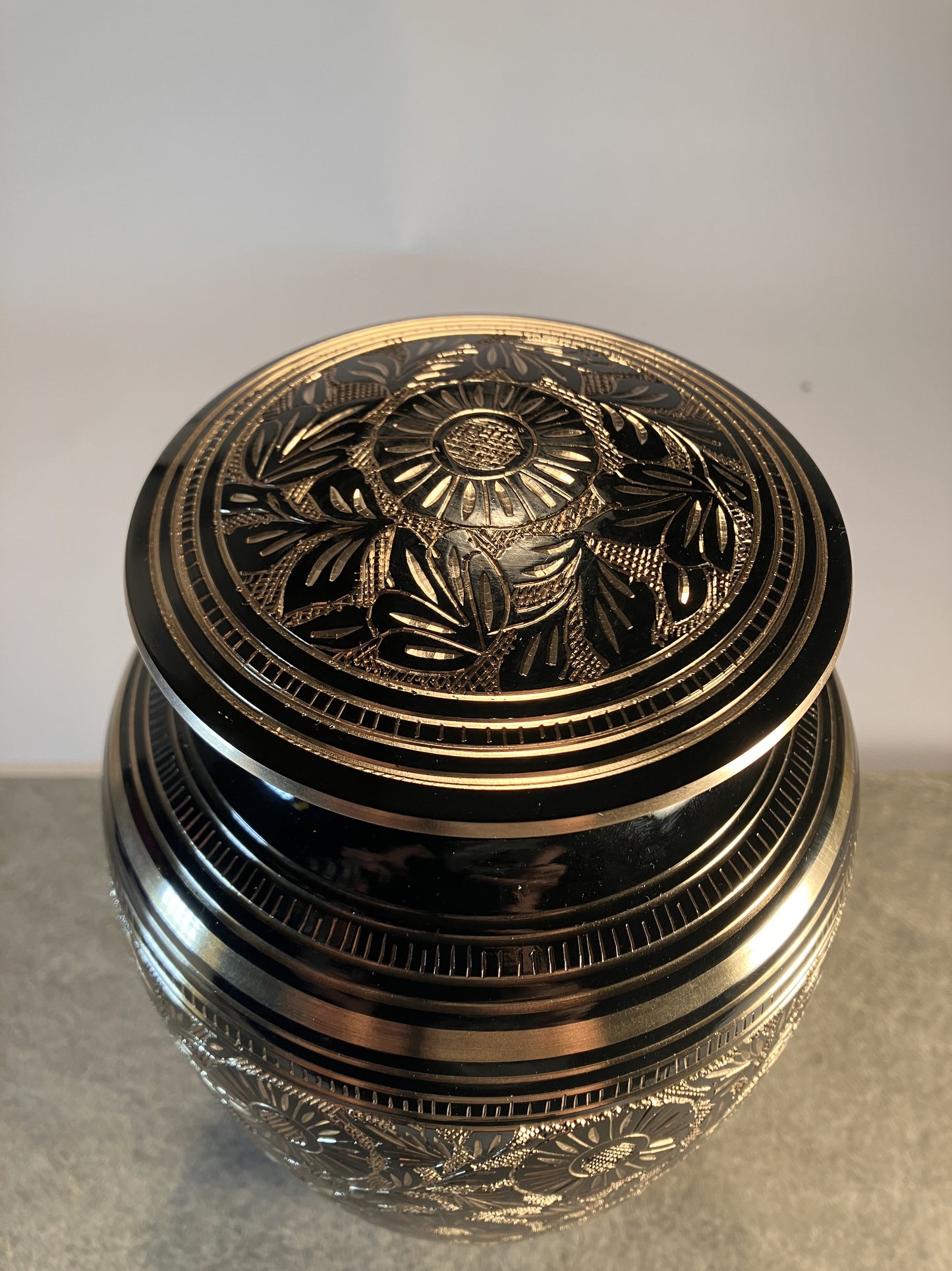 Armastus Adult Ashes Urn-Adult Urn for Ashes-Cremation Urns- The cremation urns for ashes and keepsakes for ashes come in a variety of styles to suit most tastes, decor and different volumes of funeral ashes.