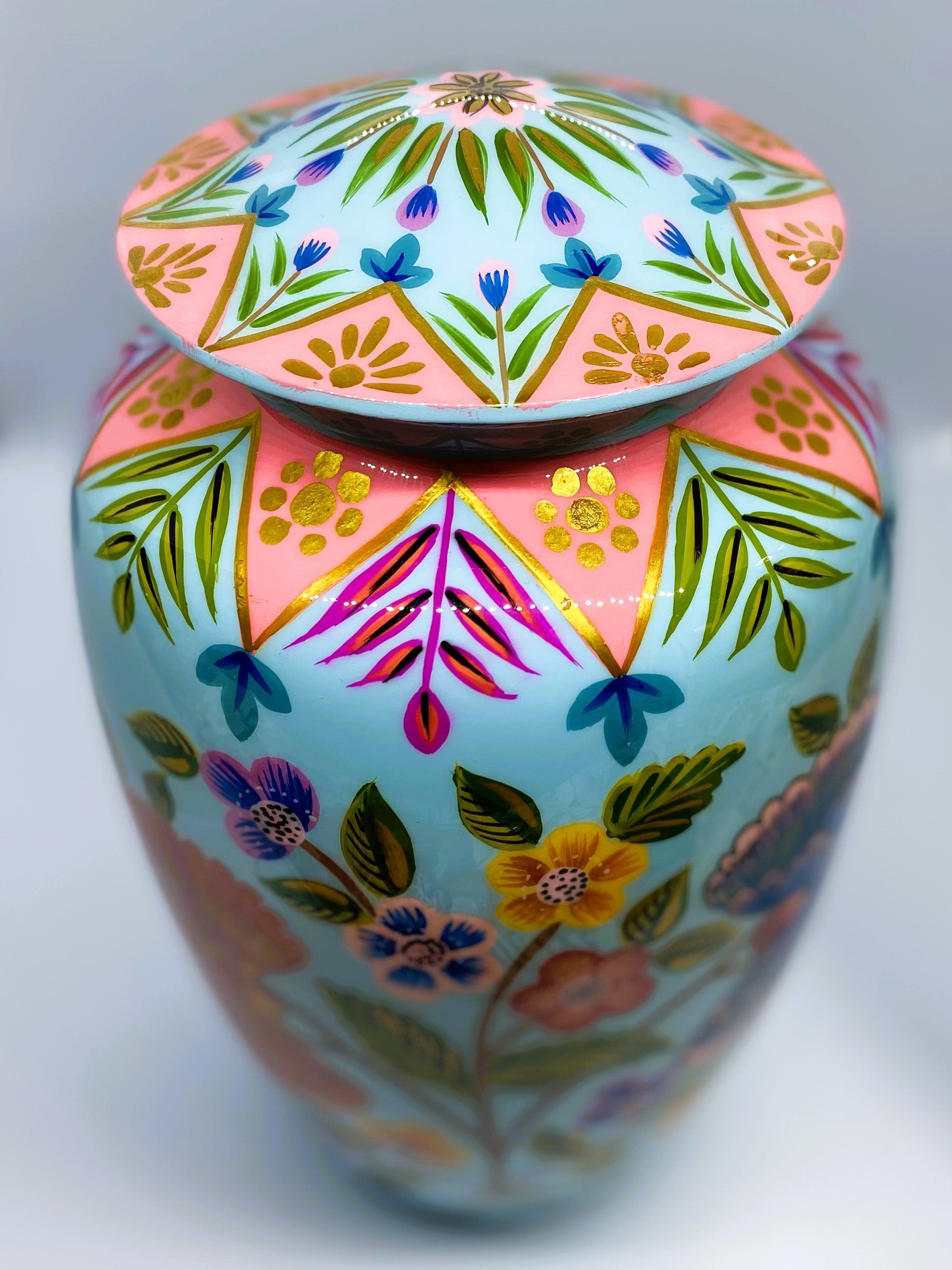 Florea Adult Ashes Urn-Adult Urn for Ashes-Cremation Urns- The cremation urns for ashes and keepsakes for ashes come in a variety of styles to suit most tastes, decor and different volumes of funeral ashes.