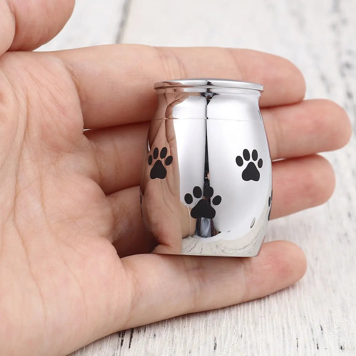 Cuore Keepsake Small Ashes Urn-Pet Urn for Ashes-Cremation Urns- The cremation urns for ashes and keepsakes for ashes come in a variety of styles to suit most tastes, decor and different volumes of funeral ashes.