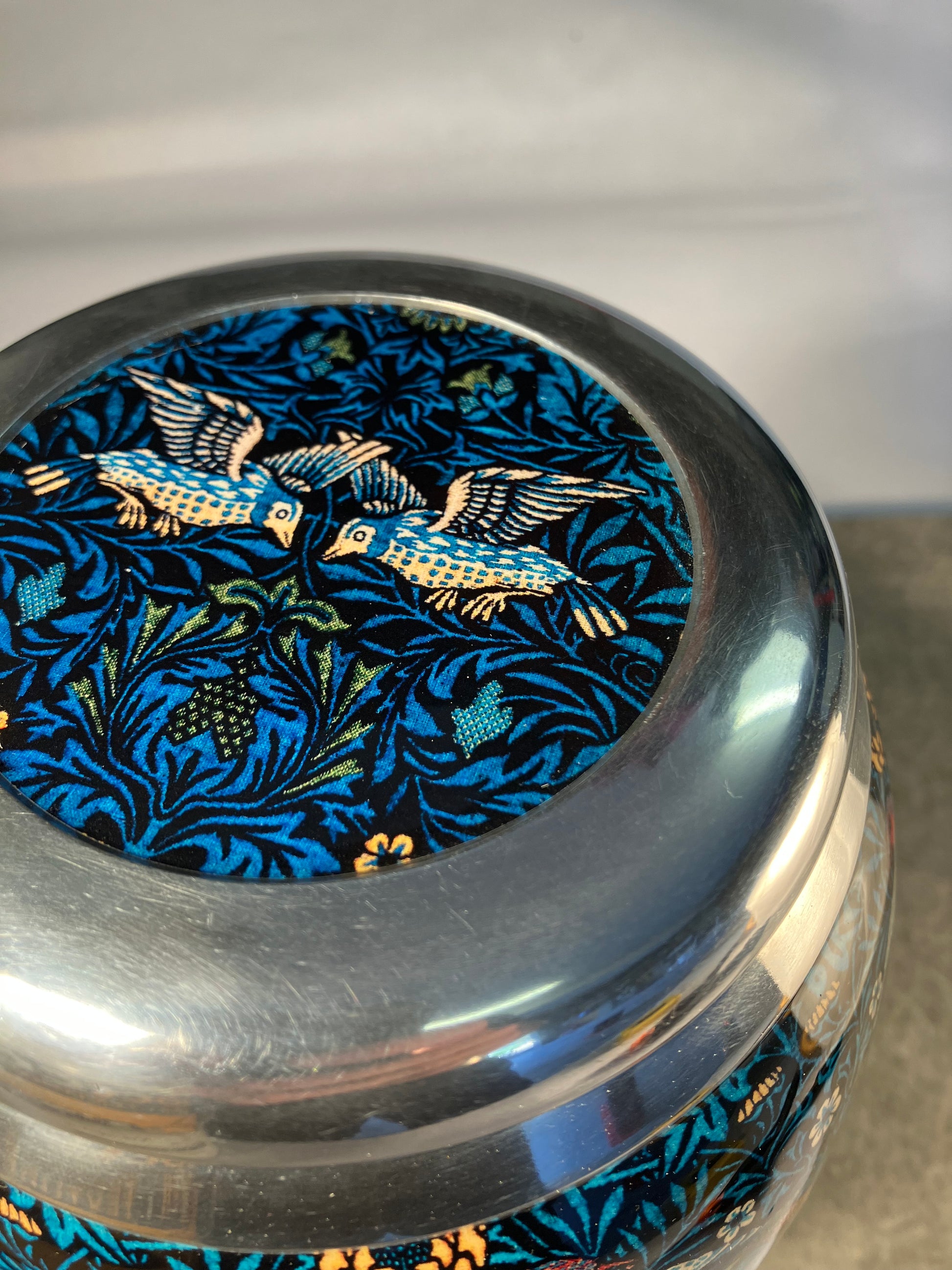 Iontach Adult Ashes Urn-Adult Urn for Ashes-Cremation Urns- The cremation urns for ashes and keepsakes for ashes come in a variety of styles to suit most tastes, decor and different volumes of funeral ashes.